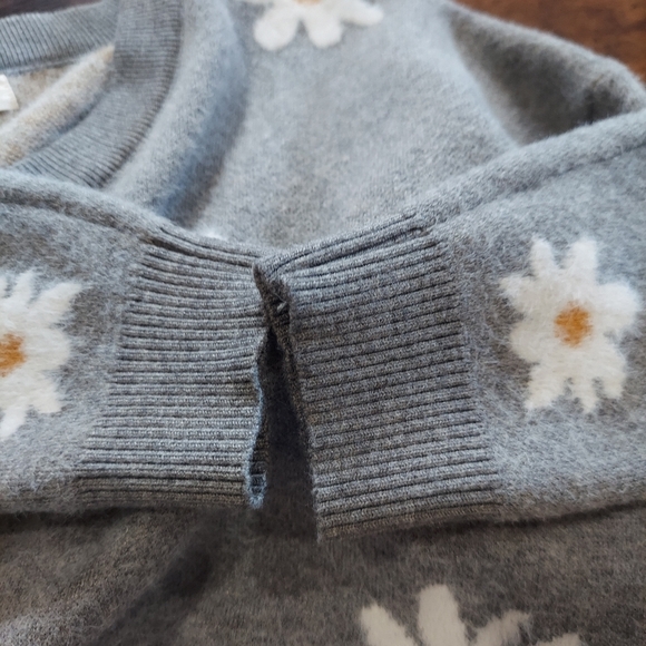 Daisy Print Soft Fuzzy Sweater - Picture 4 of 6